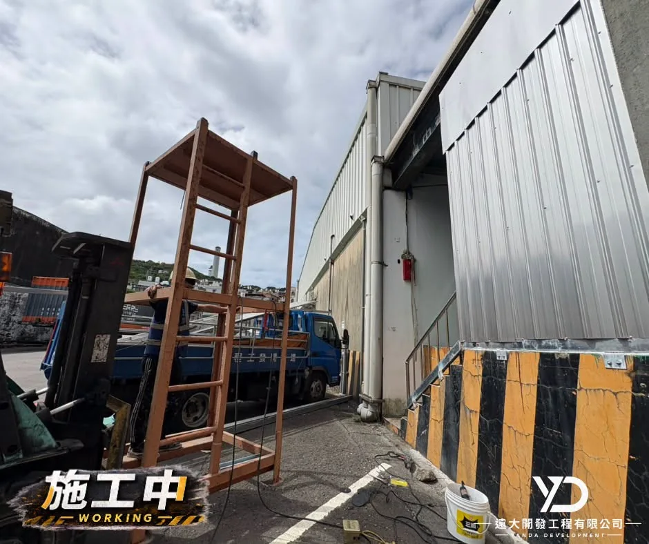 台基物流太白莊廠區施工中鋼構框架於作業區準備定位
