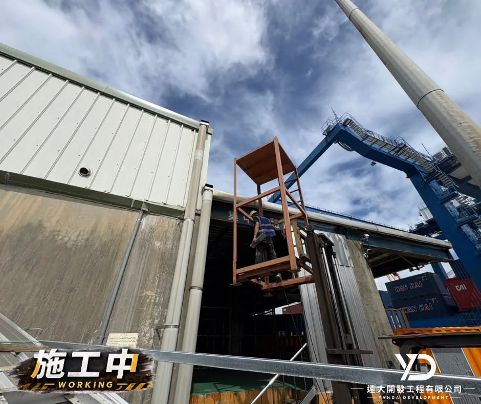 台基物流太白莊廠區施工中將鋼構框架升至休息區外牆