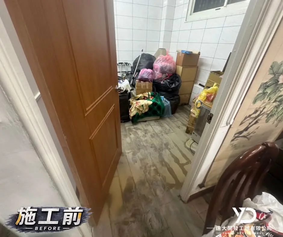 基隆市仁愛區災後清理施工前，儲物空間堆置物品且地面留有泥痕