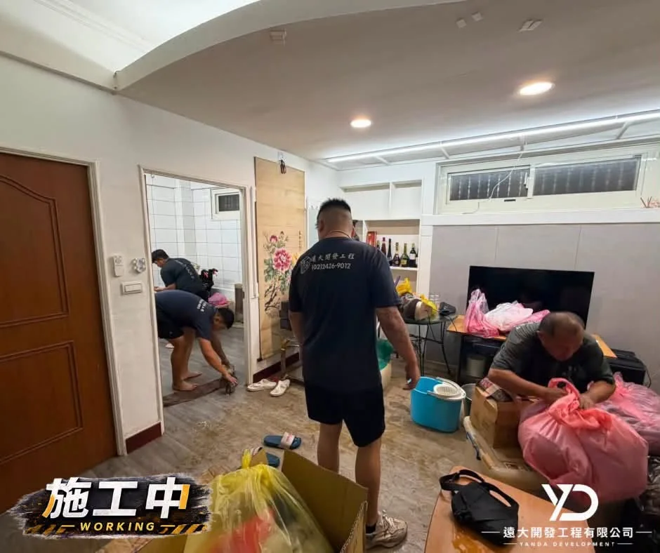基隆市仁愛區災後清理施工中，團隊分區擦洗地面並打包受災物品