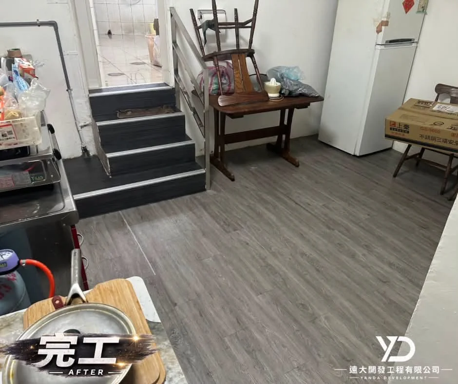 基隆市仁愛區災後清理完成，廚房與樓梯前方地面泥污已清除