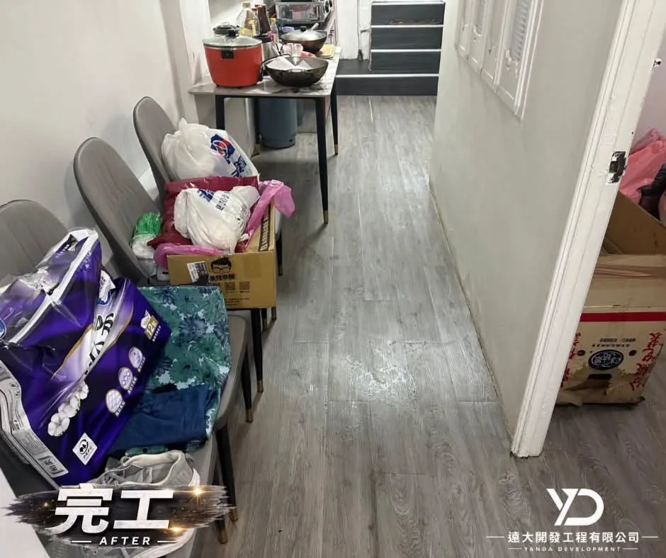 基隆市仁愛區災後清理完成，走廊地面已清潔並將物品集中於側邊