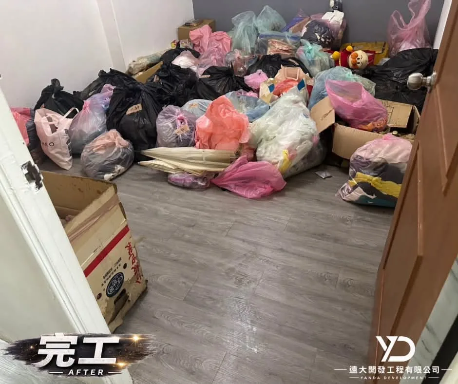 基隆市仁愛區災後清理完成，房間地面泥污已清除並集中裝袋物品